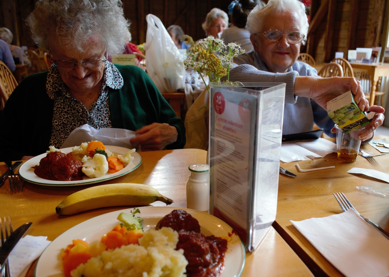 Kevesebbet és változatosan kell étkezniük az időseknek