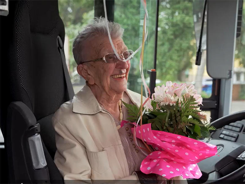 A 105-ös buszon ünnepelte 105. születésnapját Gizi néni - Szívmelengető szavakkal üzent a mai fiataloknak