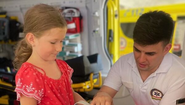 Igazi kis hős: Ez az 5 éves kislány segített az ájult betegen, amikor mindenki más elment mellette