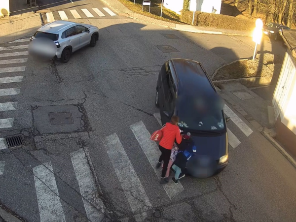 Döbbenetes videó: Zebrán ment neki a 2 kisgyereknek és édesanyjuknak az autó