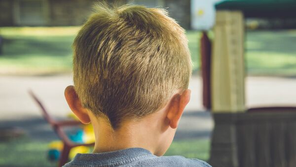 A játszótéren hagyták 6 éves unokájukat a nagyszülők, hogy fodrászhoz menjenek - Órákig ült a 36 fokban egyedül