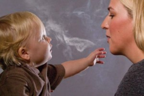 Ezért tilos a gyerek mellett dohányozni!