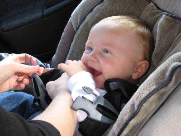 Hogyan utazhatnak a babák és a gyerekek az autóban a KRESZ szabályai szerint?