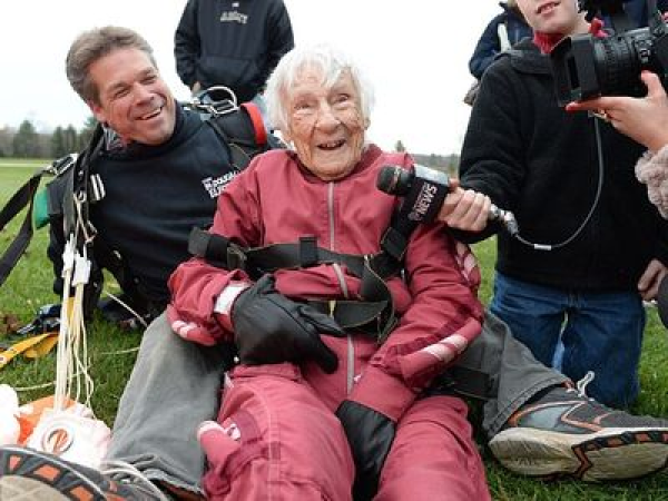 100 évesen ugrott ejtőernyővel a dédnagymama - Nézd meg a fotókat
