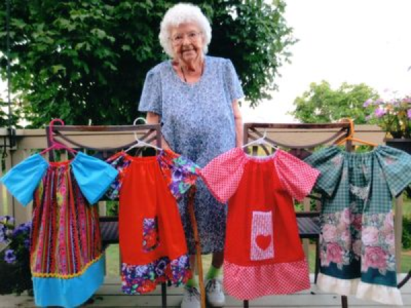 Nem mindennapi önzetlenség, amit ez a 99 éves néni tesz! Szegény afrikai gyerekeknek varr ruhát minden nap