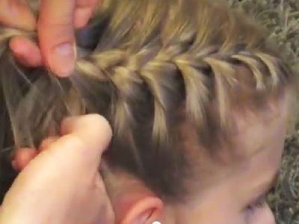 Így készíts kislány unokádnak gyönyörű frizurát pár perc alatt! 3 hajfonás tipp videóval