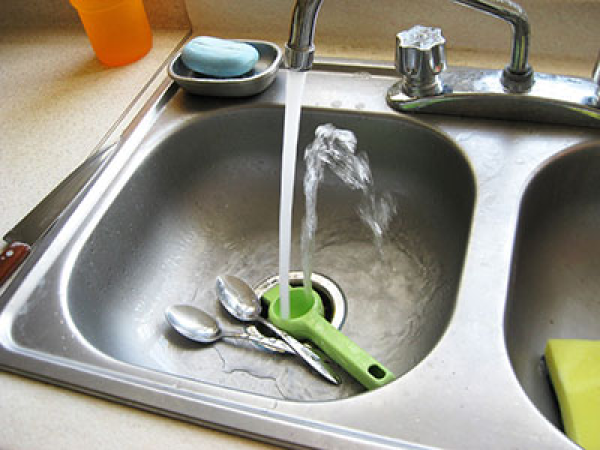 Dugulás, vízkő, zsíros lerakódások ellen - 4 szuper módszer, hogy tiszta legyen a konyha drága vegyszerek nélkül