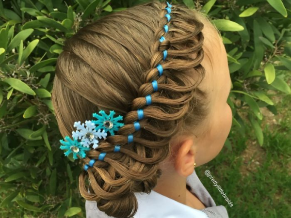 Fotókon 10 gyönyörű frizura kislányoknak hajfonással - 15 perc alatt elkészülnek!