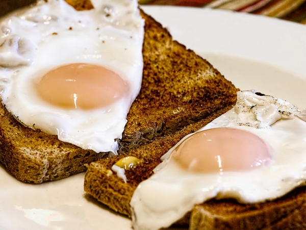 16 dolog, amit nem tudtál a tojásról - Mit jelent, ha bezöldül a tojássárgája főzés közben? Hogyan lehet könnyen meghámozni a főtt tojást? Hogyan kell tárolni a tojást?