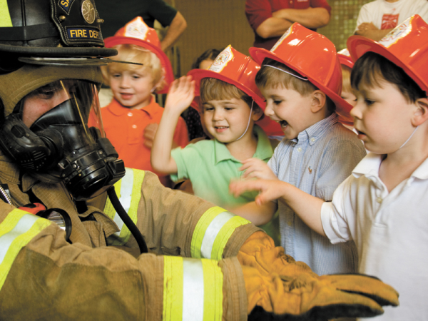 Gyermeknapi ingyenes program a tűzoltóknál: 283 tűzoltóságon várják a gyerekeket szerte az országban!