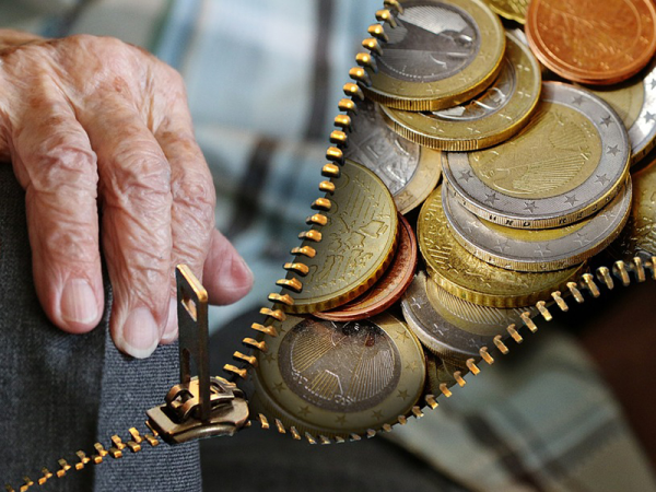 Változás a nyugdíjak körül: az Országos Nyugdíjbiztosítási Főigazgatóság átadja a nyugdíjak folyósítását novembertől