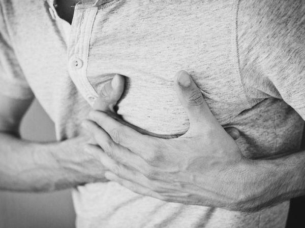 Infarktus mellkasfájdalom nélkül - Milyen jelek utalhatnak még infarktusra? Miért veszélyes, ha kezeletlen marad? Kiket érint?