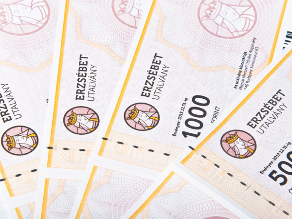 10.000 forint értékű Erzsébet-utalványt kapnak a nyugdíjasok 