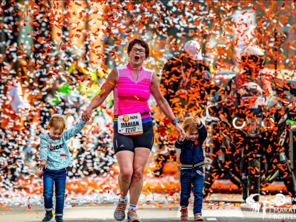 Kisunokáival futott be a célba az 58 éves nagymama a maratonon! - Megható oka volt, hogy indult a versenyen