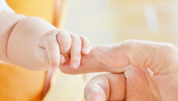 4 évvel szülei halála után született a kisbaba - A nagyszülők boldogan, féltőn nevelik a gyermeket
