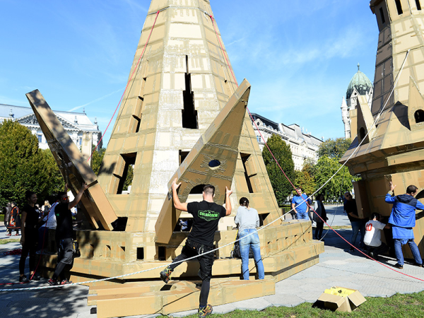 Kartonpapírból építették fel a Halászbástya monumentális mását a Szabadság téren! - Már csak pár napig látható