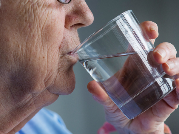 Vesekő megelőzése: Ezért fontos a vízfogyasztás! - Mennyi vizet kell inni naponta? Milyen vizet javasol a szakember?
