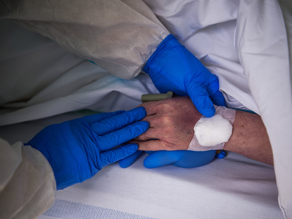 Koronavírus 2020: A vérplazmakezelésnek köszönhetően került le a lélegeztetőgépről egy 75 éves férfi Budapesten