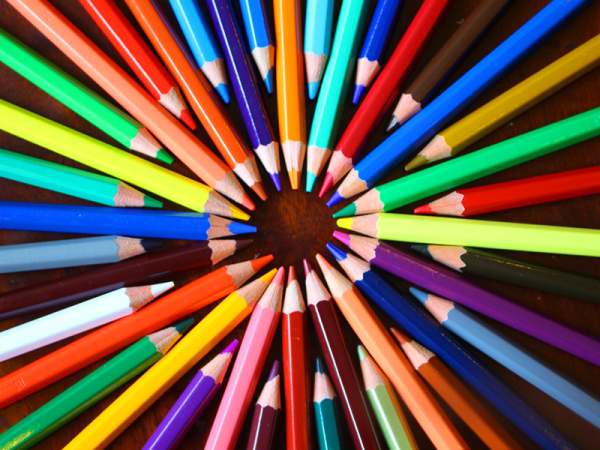 Színes ceruza, zsírkréta, filctoll, vízfesték: Így segíthetsz már egyetlen rajzeszköz-készlettel a sérült gyerekeknek