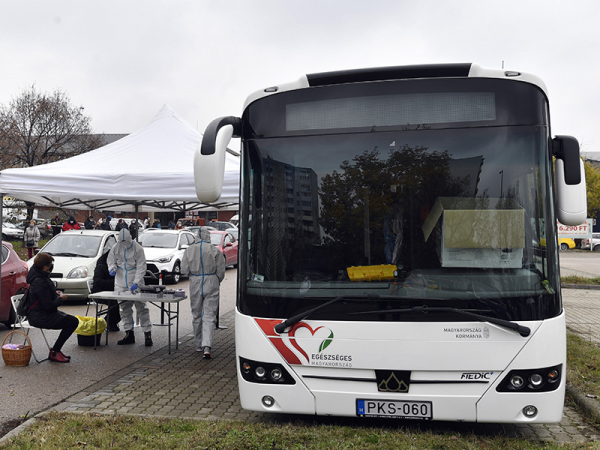 Koronavírus járványhelyzet: Mostantól szűrőbuszokon is elvégzik a Covid-tesztet - Kiket várnak a buszos tesztelésre?
