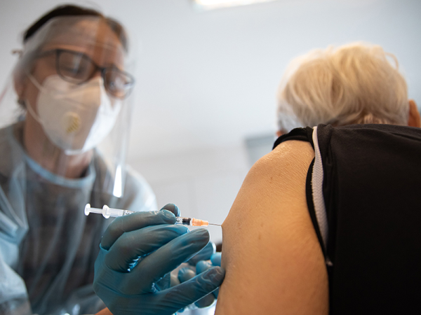 Koronavírus elleni oltás: Februárban megkezdődik a legidősebbek beoltása, a háziorvosok értesítik őket
