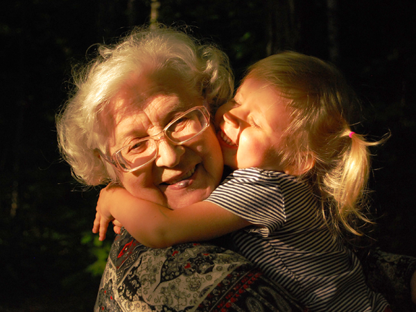 Ezért boldogabbak a nagymamák az unokájuk láttán, mint amikor a saját felnőtt gyerekükkel találkoznak